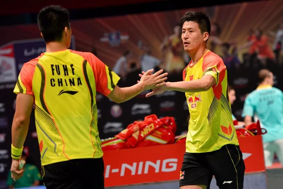 包含中场组织紧凑，配合默契犹如一体的词条