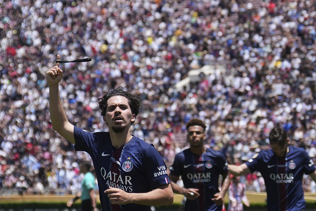 马竞赛前列队欢迎巴黎圣日耳曼，尊重对手尽显风度！的简单介绍